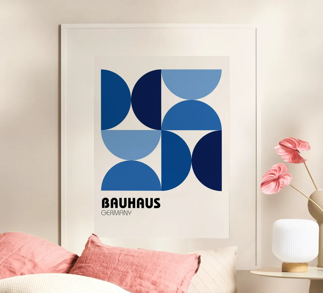Bauhaus Geometrie Blau Poster mit Holzrahmen von Casa Calm