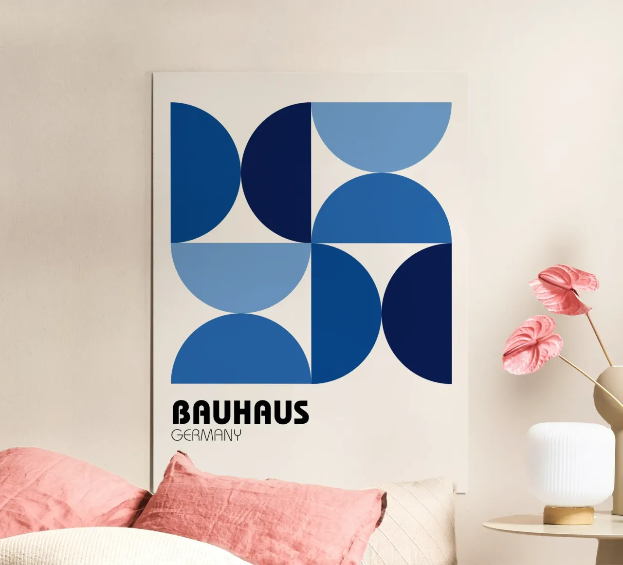 Bauhaus Geometrie Blau Poster mit Holzrahmen von Casa Calm