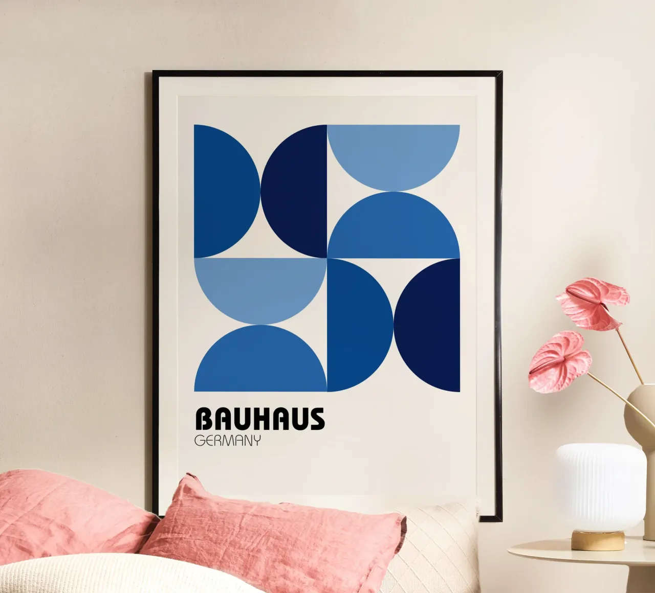 Bauhaus Geometrie Blau Poster mit Holzrahmen von Casa Calm