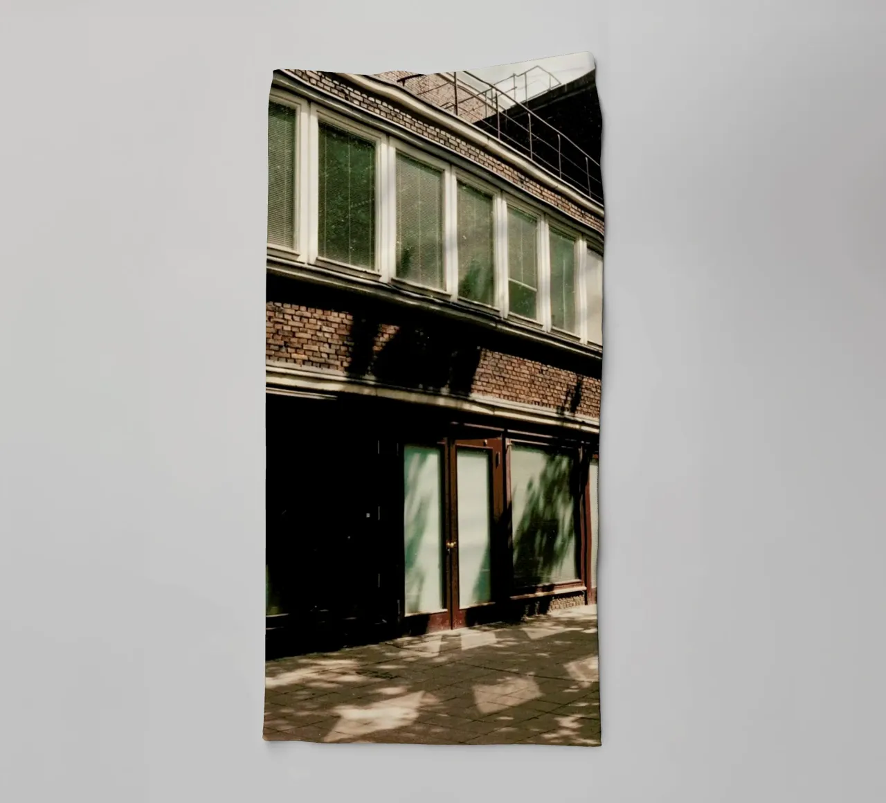 Analog Series Street Photography asciugamano da bagno da Sebastian Hilgetag