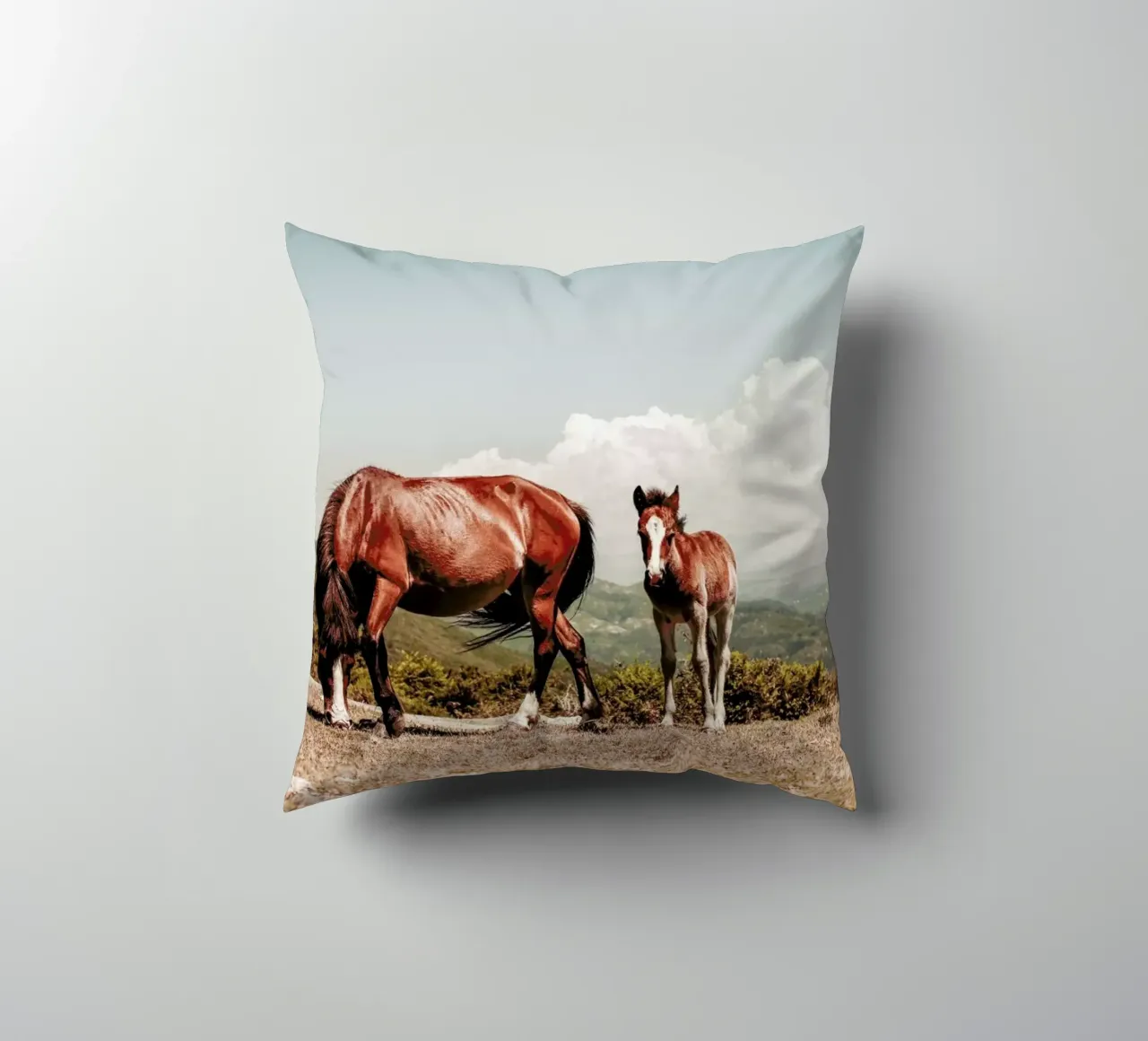 Cavalli selvaggi cuscino da Ingrid Beddoes