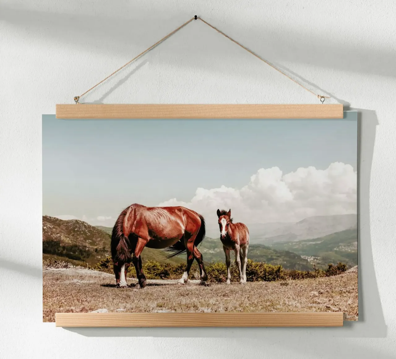 Cavalli selvaggi poster con telaio in legno da Ingrid Beddoes