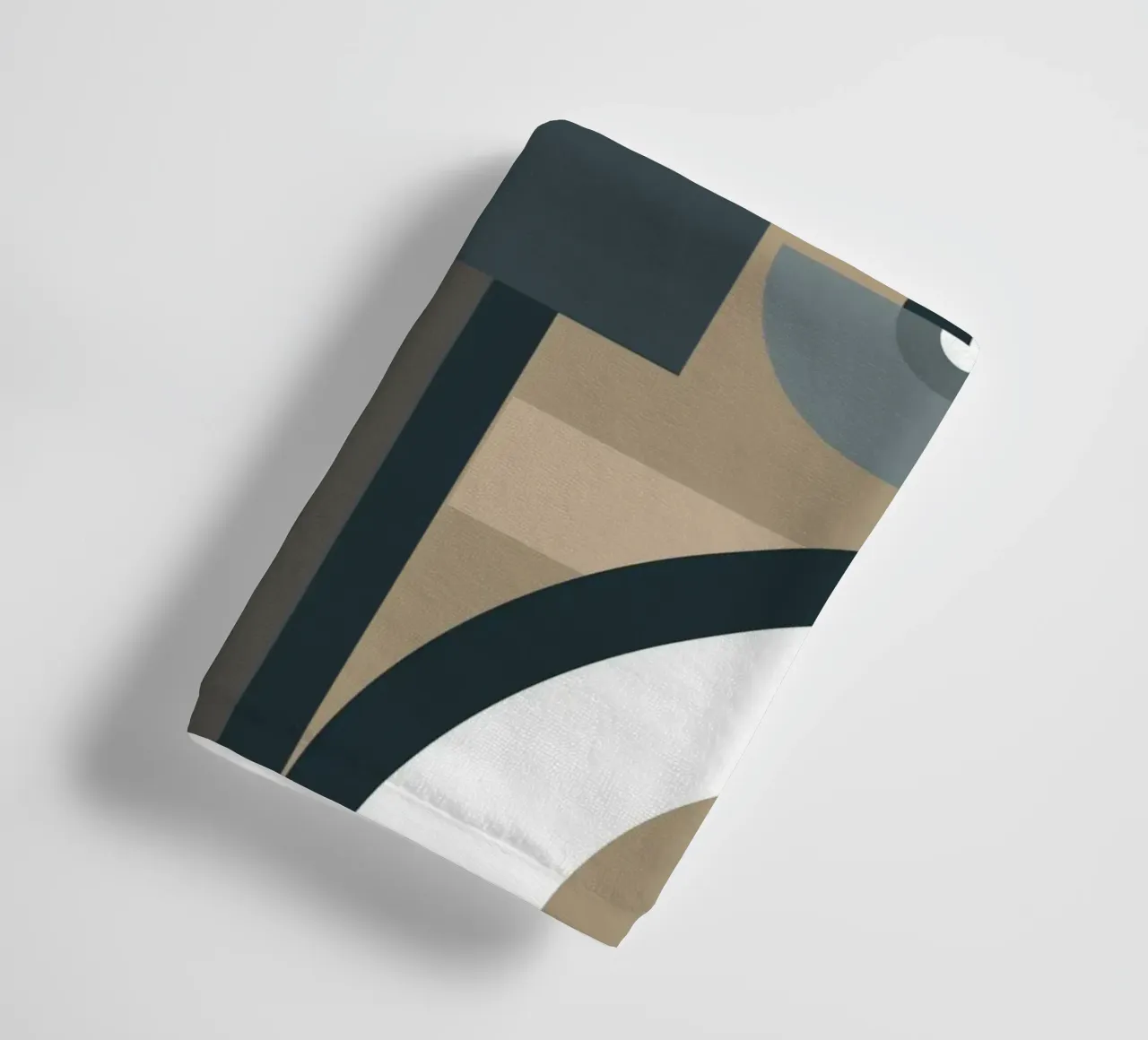 Grijs geometrisch collagepatroon badhanddoek van Little Dean