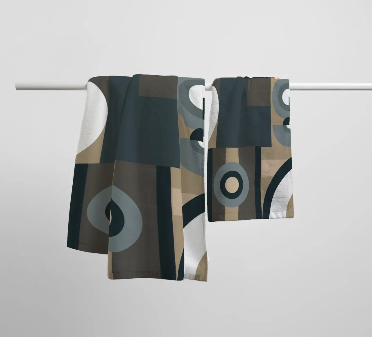 Grijs geometrisch collagepatroon badhanddoek van Little Dean