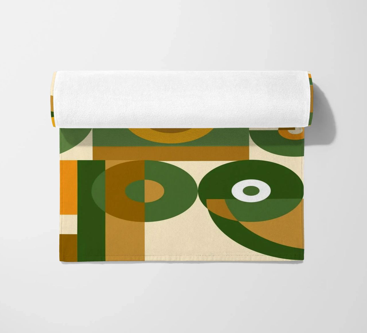 Motif géométrique vert et jaune serviette de plage de Little Dean