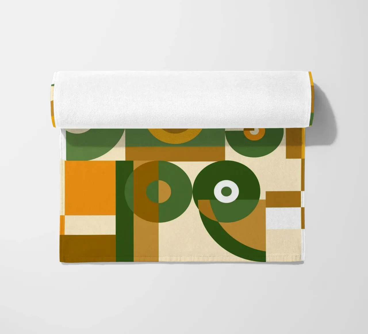 Motif géométrique vert et jaune serviette de plage de Little Dean