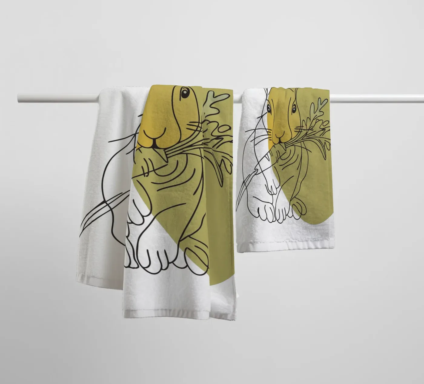 Rabbit Eats Carrots badhanddoek van RELAXING TOUCH