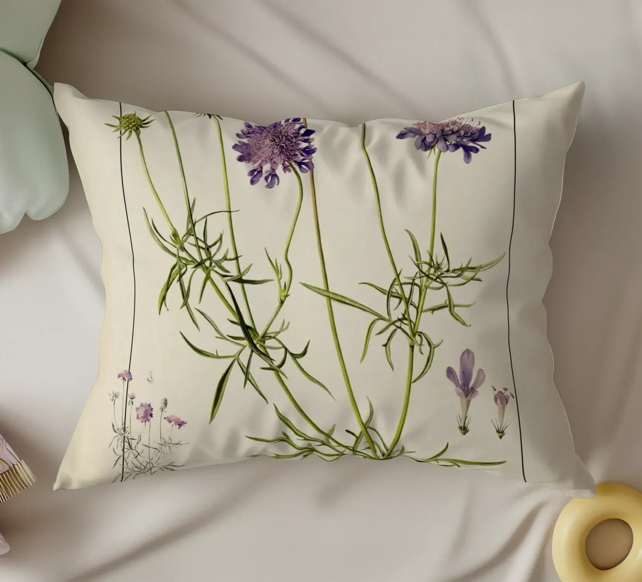 Stampa Scabiosa Columbaria - Fiore vintage a cuscino viola cuscino da ClubArt