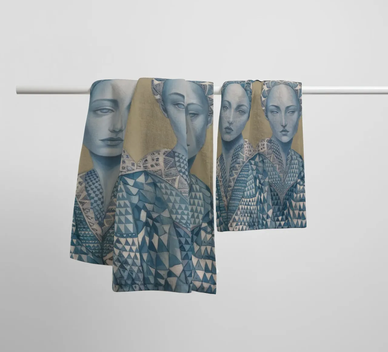 Corone gemelle azzurre asciugamano da bagno da Vivid Reverie