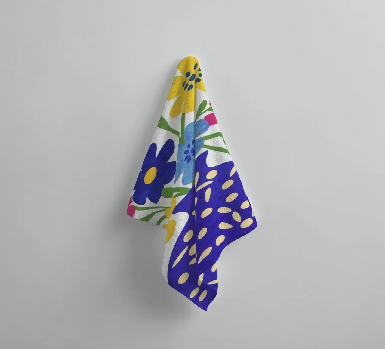 Gemusterte Vase Pop Handtuch von Moonlite Desire