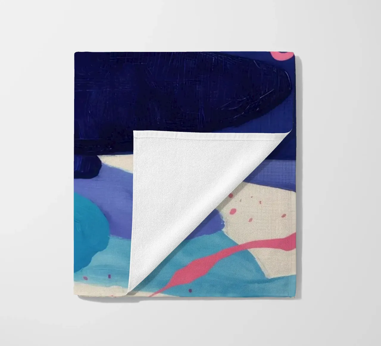Diepblauwe krabbel strandhanddoek van Vivid Reverie