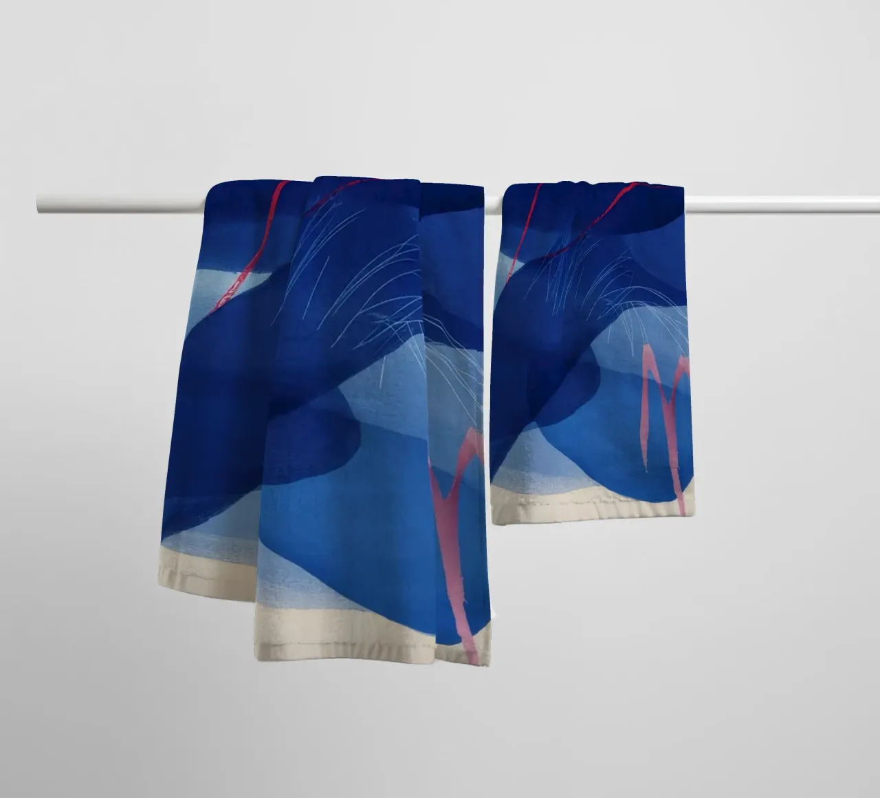 Fragmentierter Blauer Dunst Handtuch von Vivid Reverie