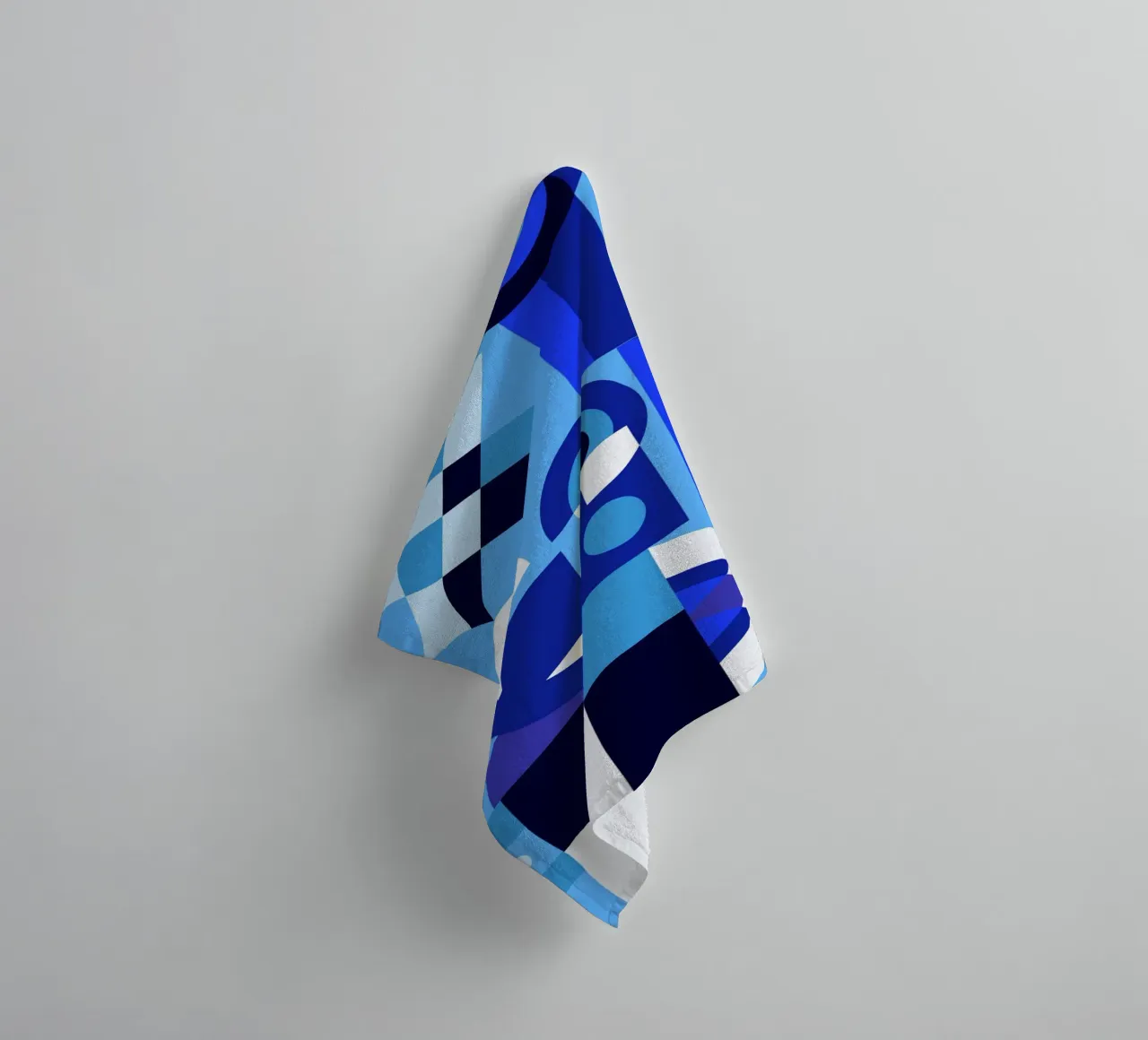 Modello di collage geometrico blu asciugamano da bagno da Little Dean