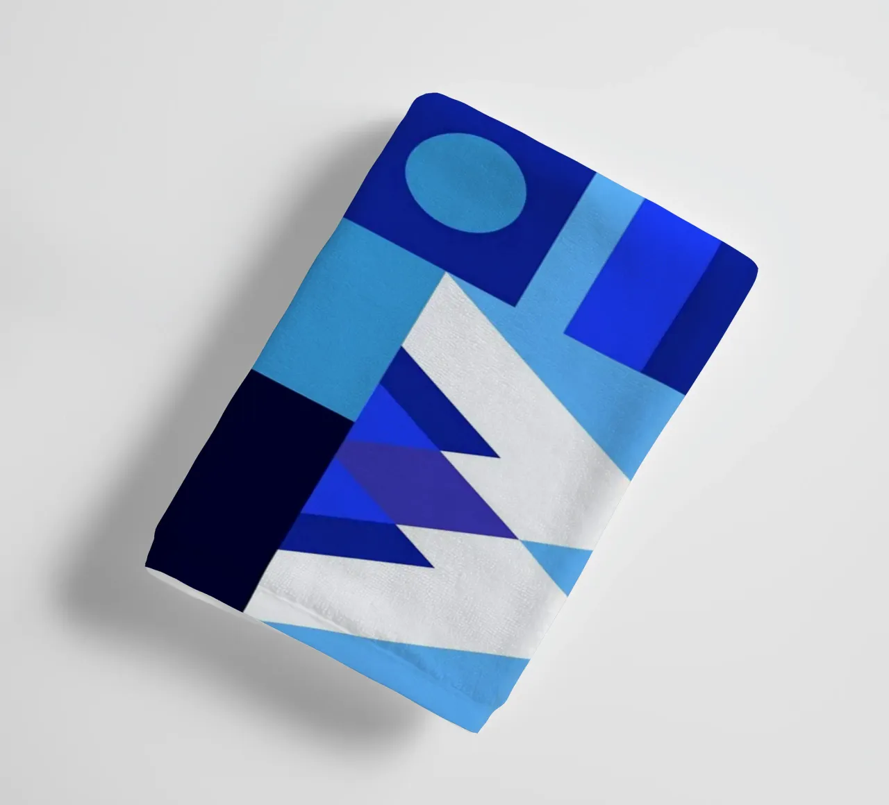 Modello di collage geometrico blu asciugamano da bagno da Little Dean