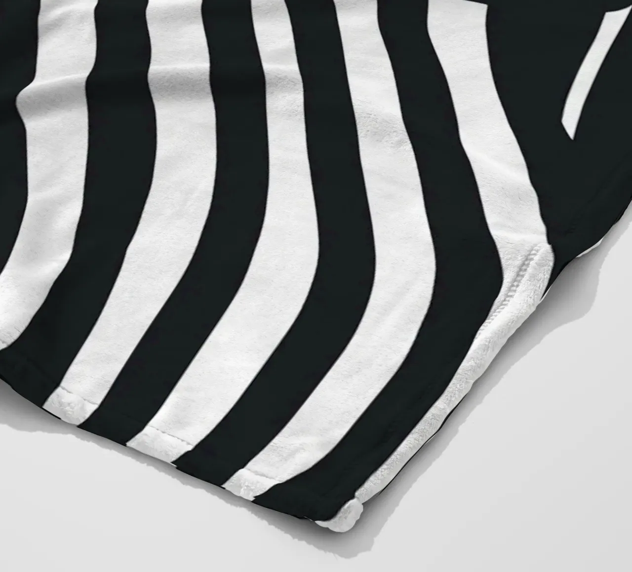 Nudo artistico a righe nere coperta in pile da Little Dean