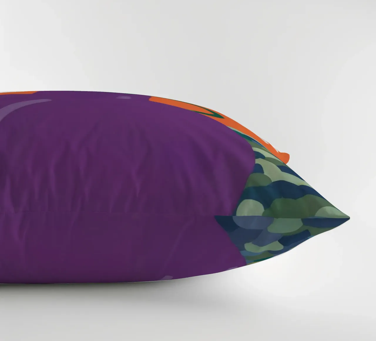 Présence d'un vase violet coussin de Moonlite Desire