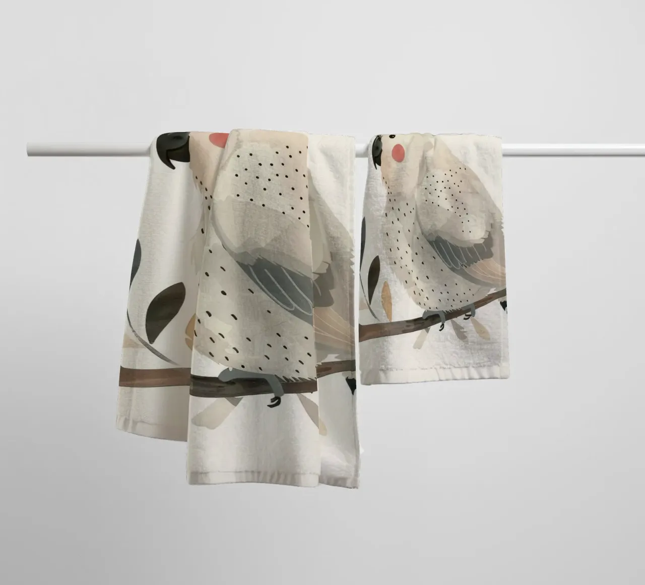 Ätherischer Kakadu unter zartem Laub Handtuch von DesignDoodle