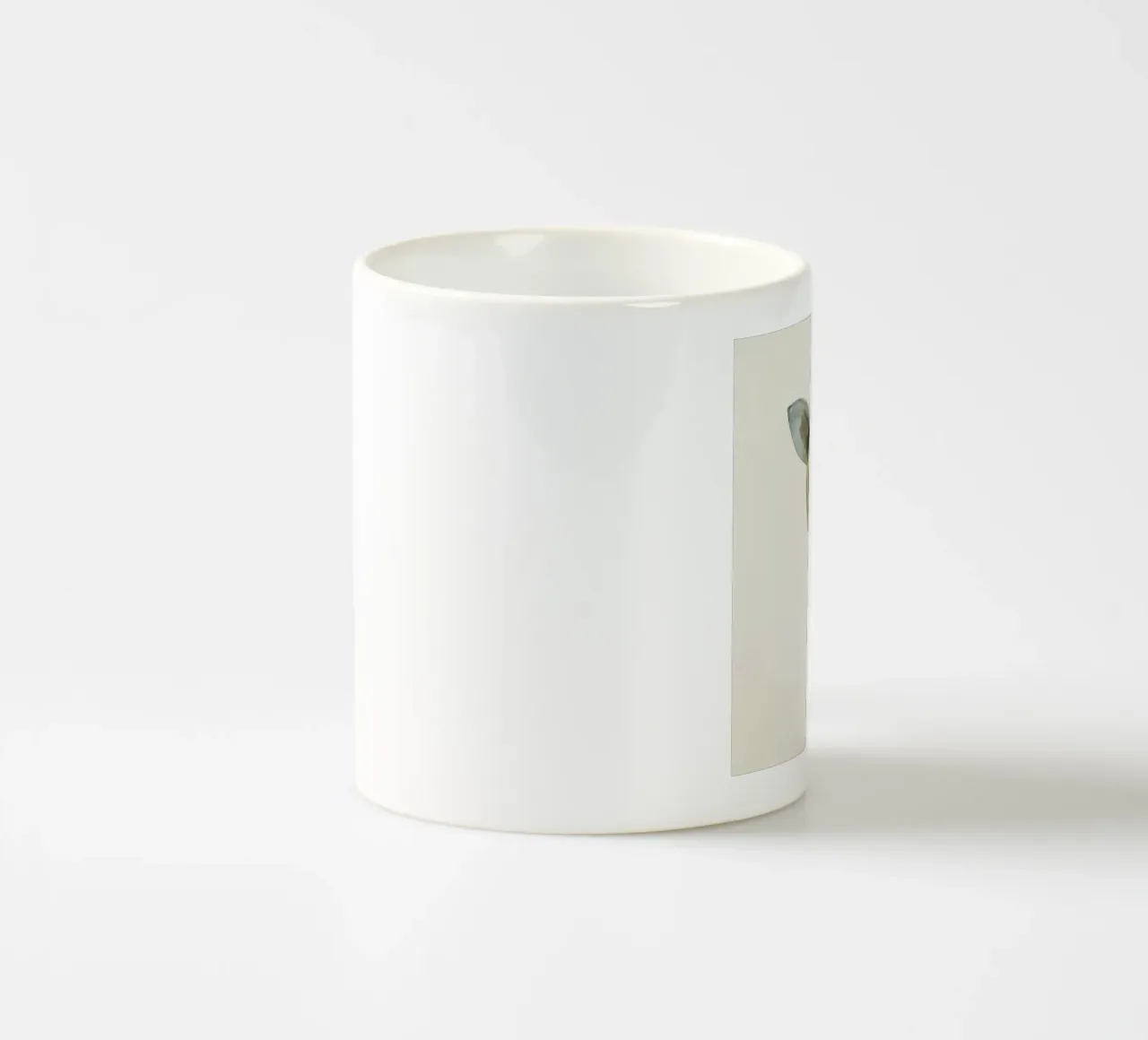 Elegante giraffa dalle curve delicate e dalle linee morbide tazza in ceramica da DesignDoodle
