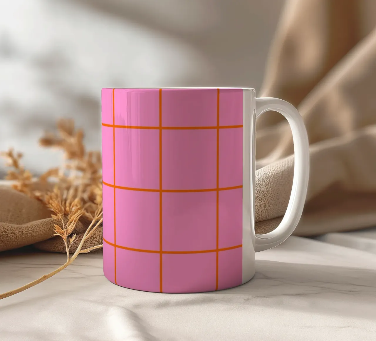 Quadrati a righe - rosa e arancione tazza in ceramica da Wackapacka