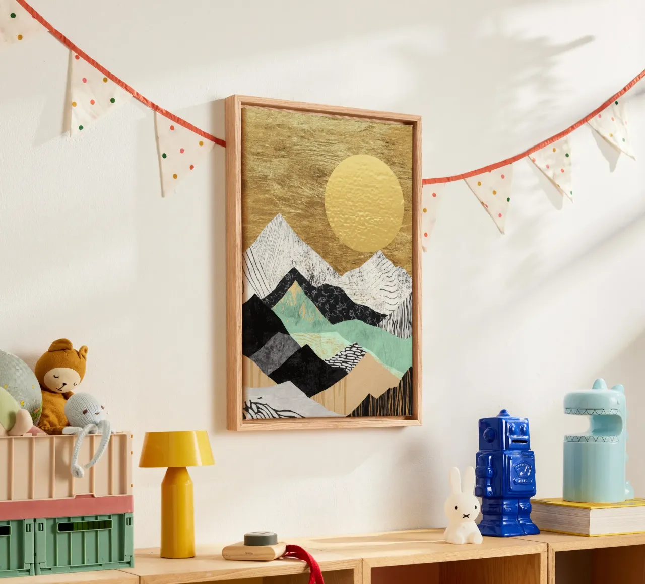 Abstract berglandschap in goud en zwart canvas met Baklijst van Niklas