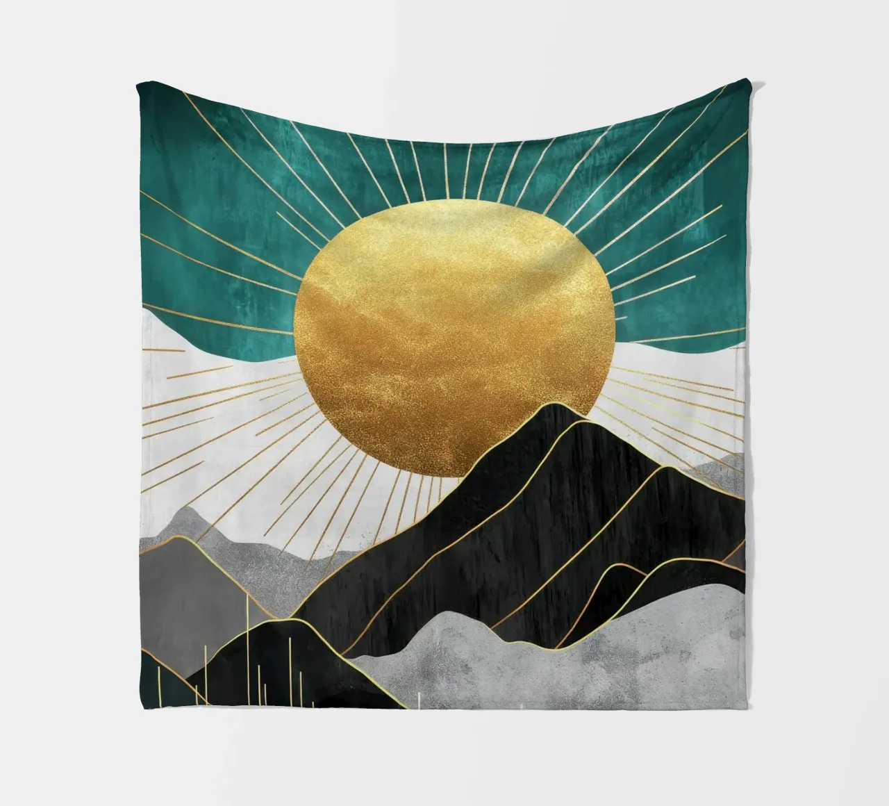 Goldene Sonne über Bergen in Grün und Grau Fleecedecke von Niklas