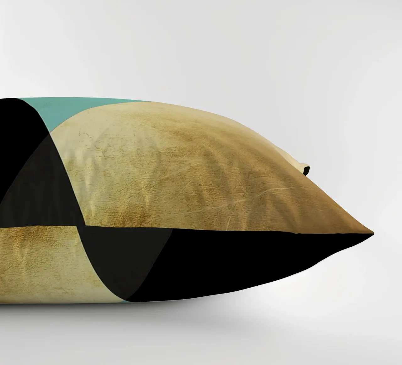 Minimalistische achtergrond met goudfolie en turkoois kussen van Niklas