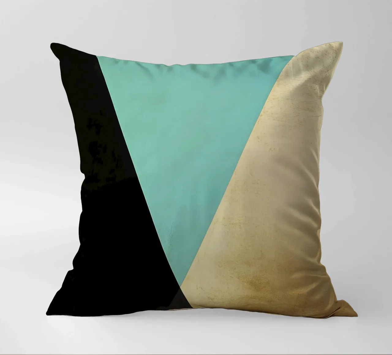 Minimalistische achtergrond met goudfolie en turkoois kussen van Niklas