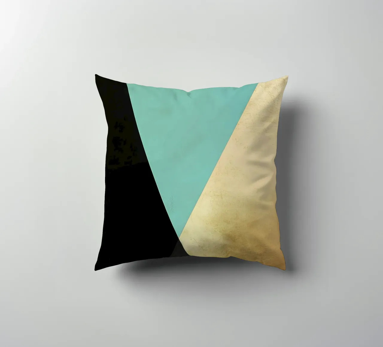 Minimalistische achtergrond met goudfolie en turkoois kussen van Niklas