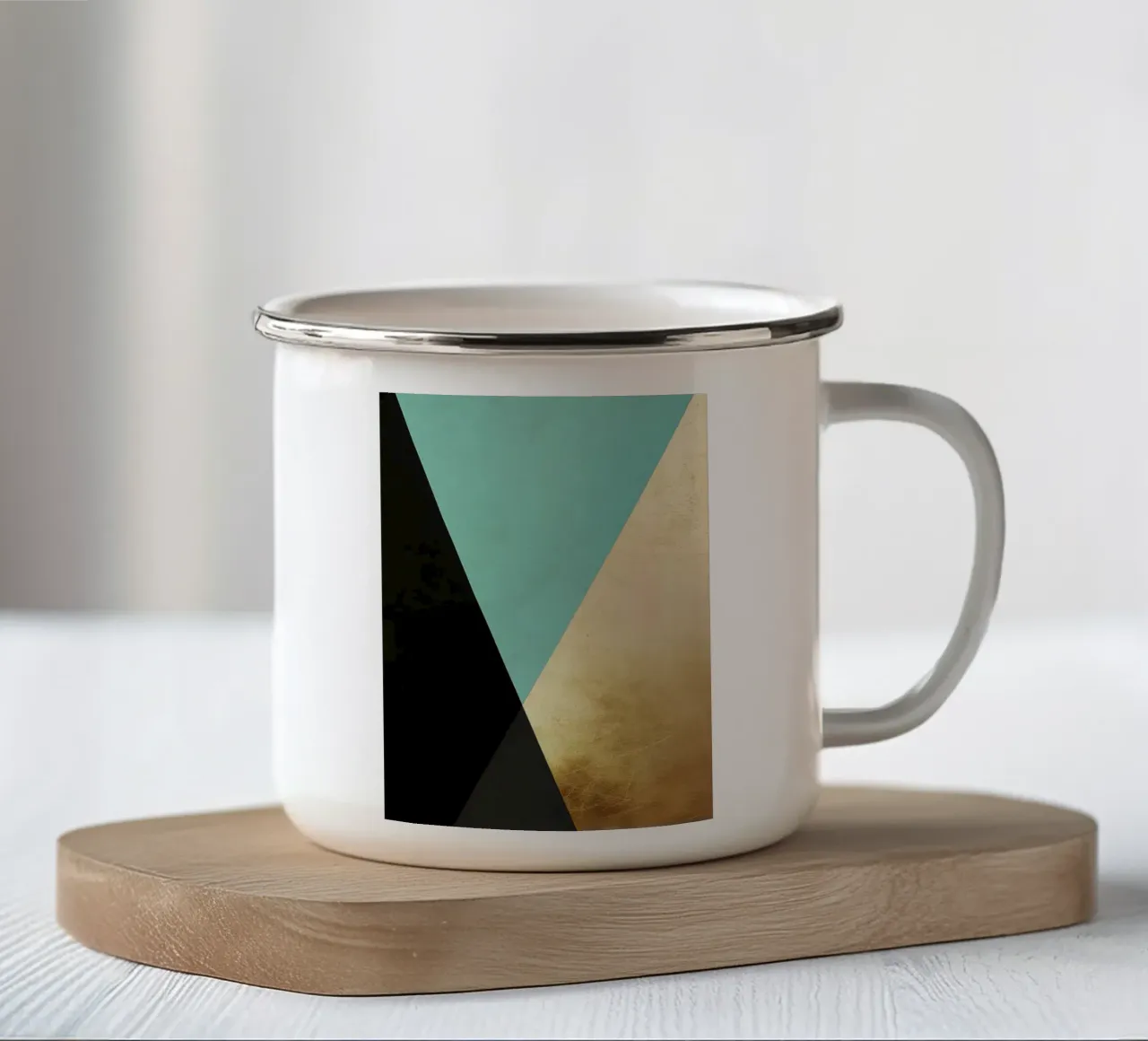 Sfondo minimalista con lamina d'oro e turchese tazza in smalto da Niklas