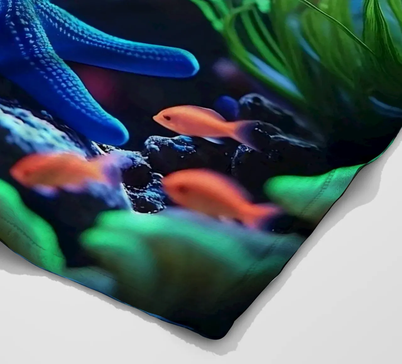 Deep Calm ✦ Blauer Seestern in Neon Reef Fleecedecke von lumaquastudio