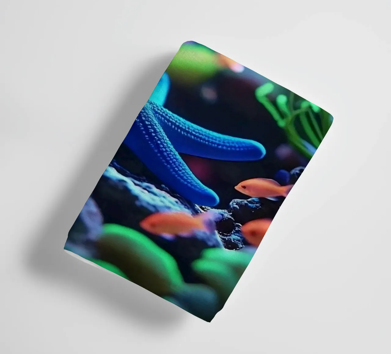 Deep Calm ✦ Étoile de mer bleue dans Neon Reef serviette de bain de LUMAQUA ✦ STUDIO