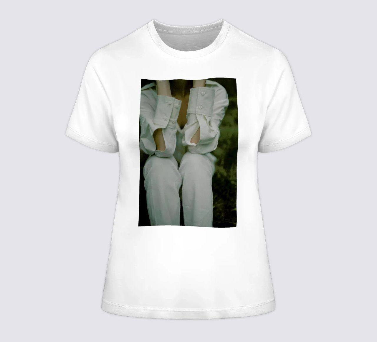Buttons Frauen T-Shirt von Chris Abatzis