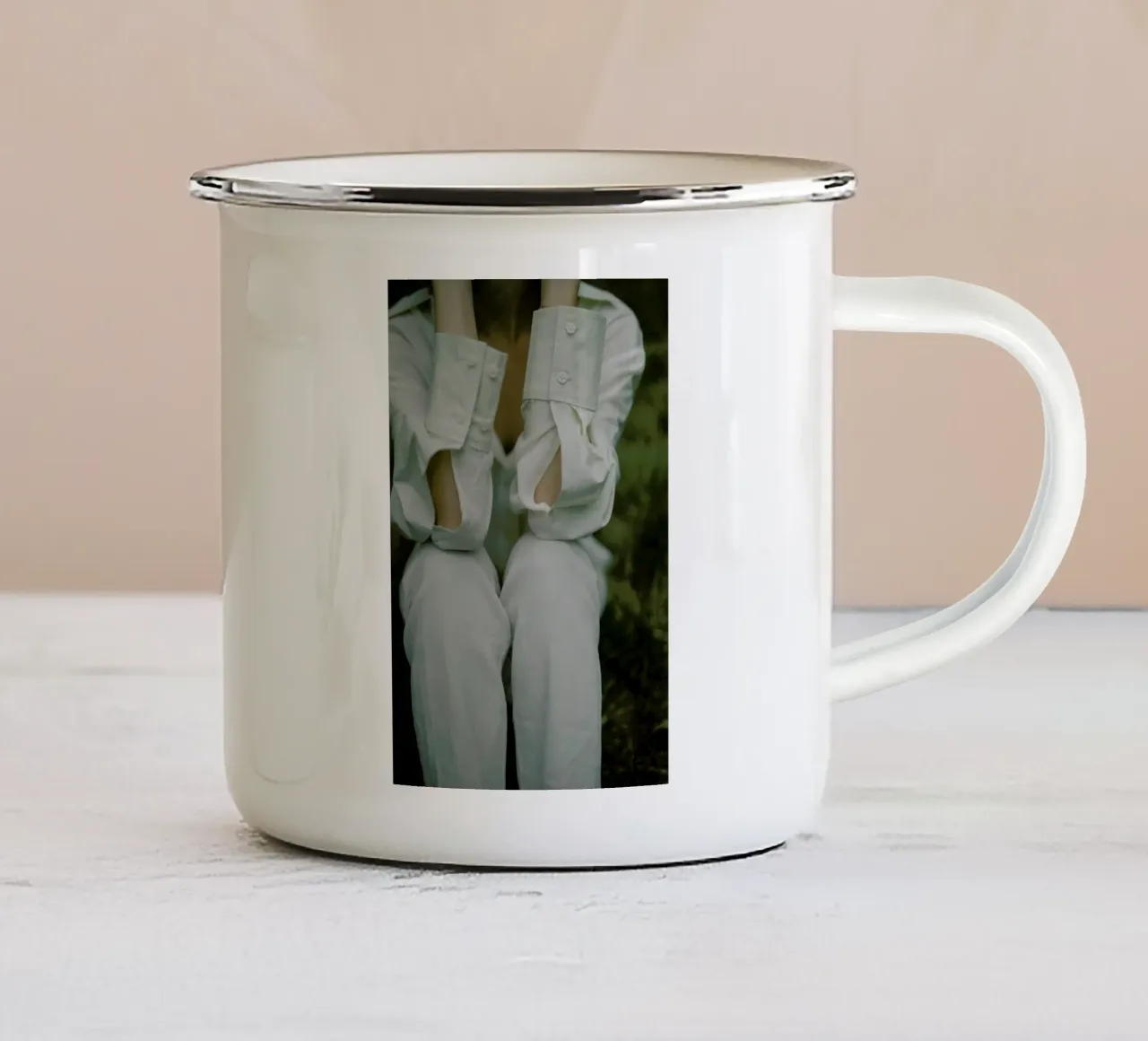 Buttons Emaille Tasse von Chris Abatzis