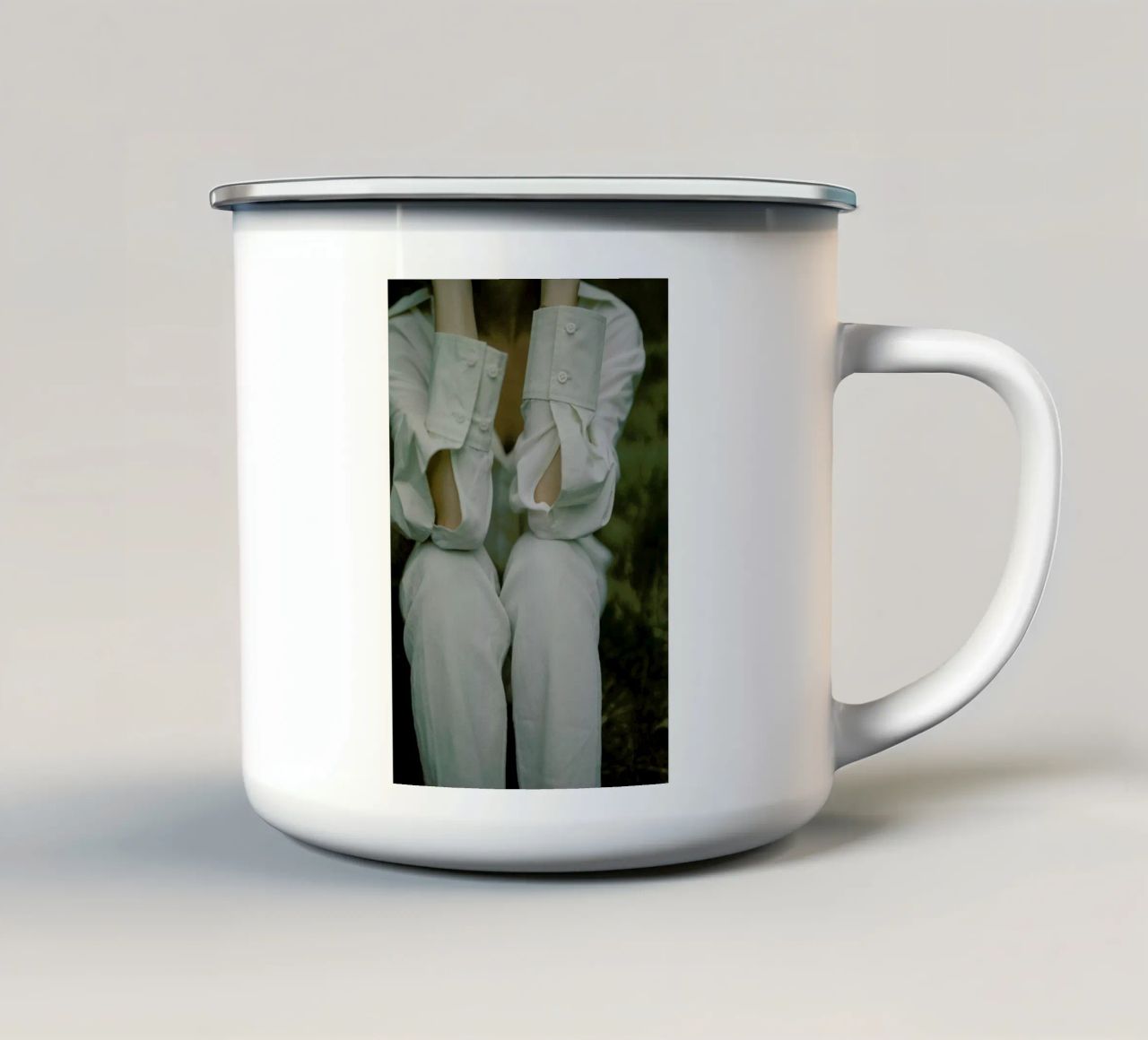 Buttons tazza in smalto da Chris Abatzis