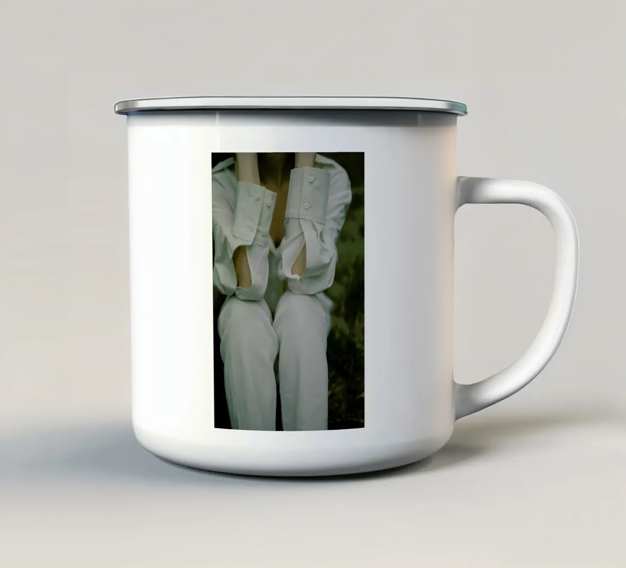 Buttons Emaille Tasse von Chris Abatzis
