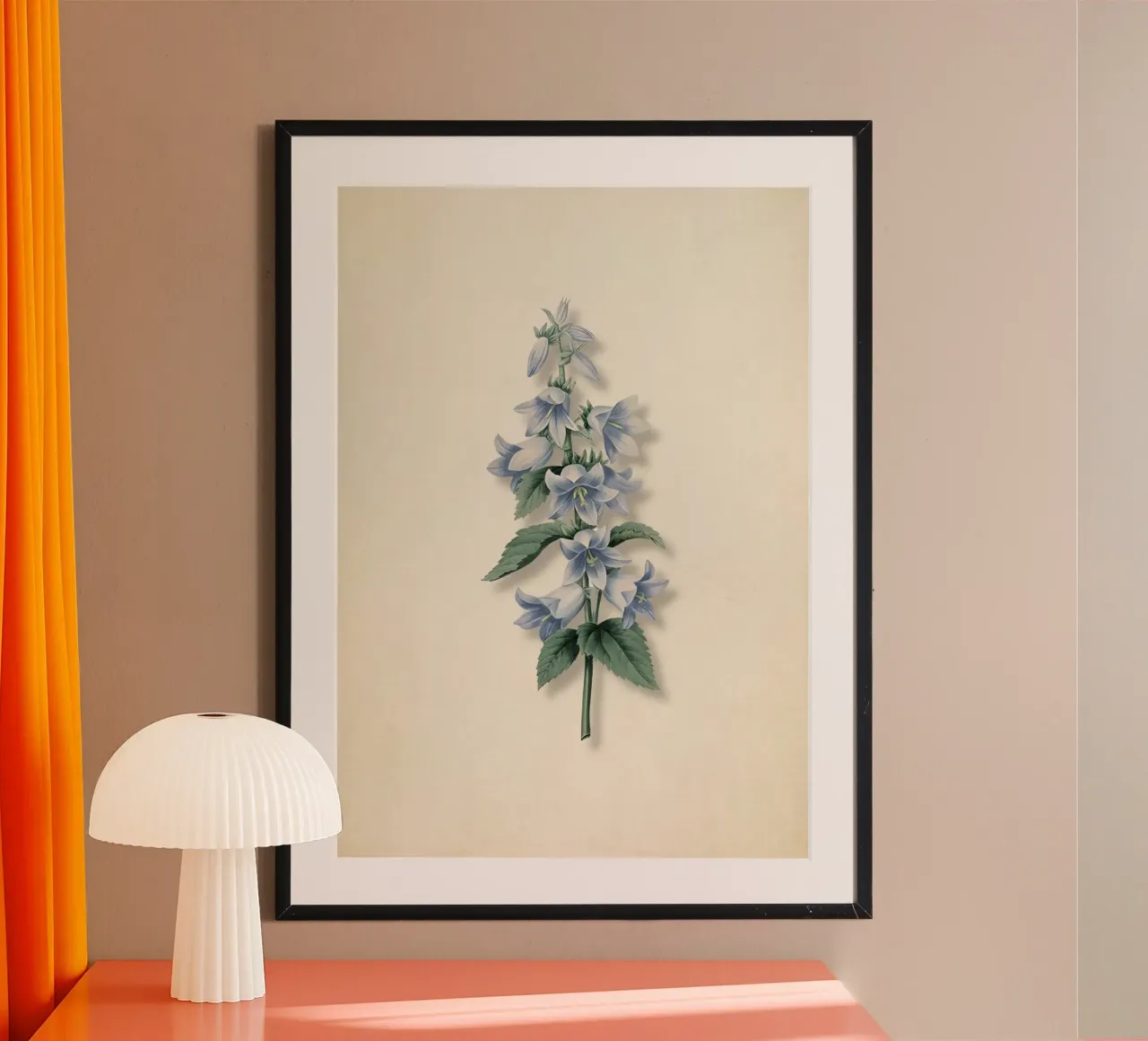 Stampa botanica di campanula d'epoca - Elegant Bluebell Art poster con telaio in plastica da ClubArt