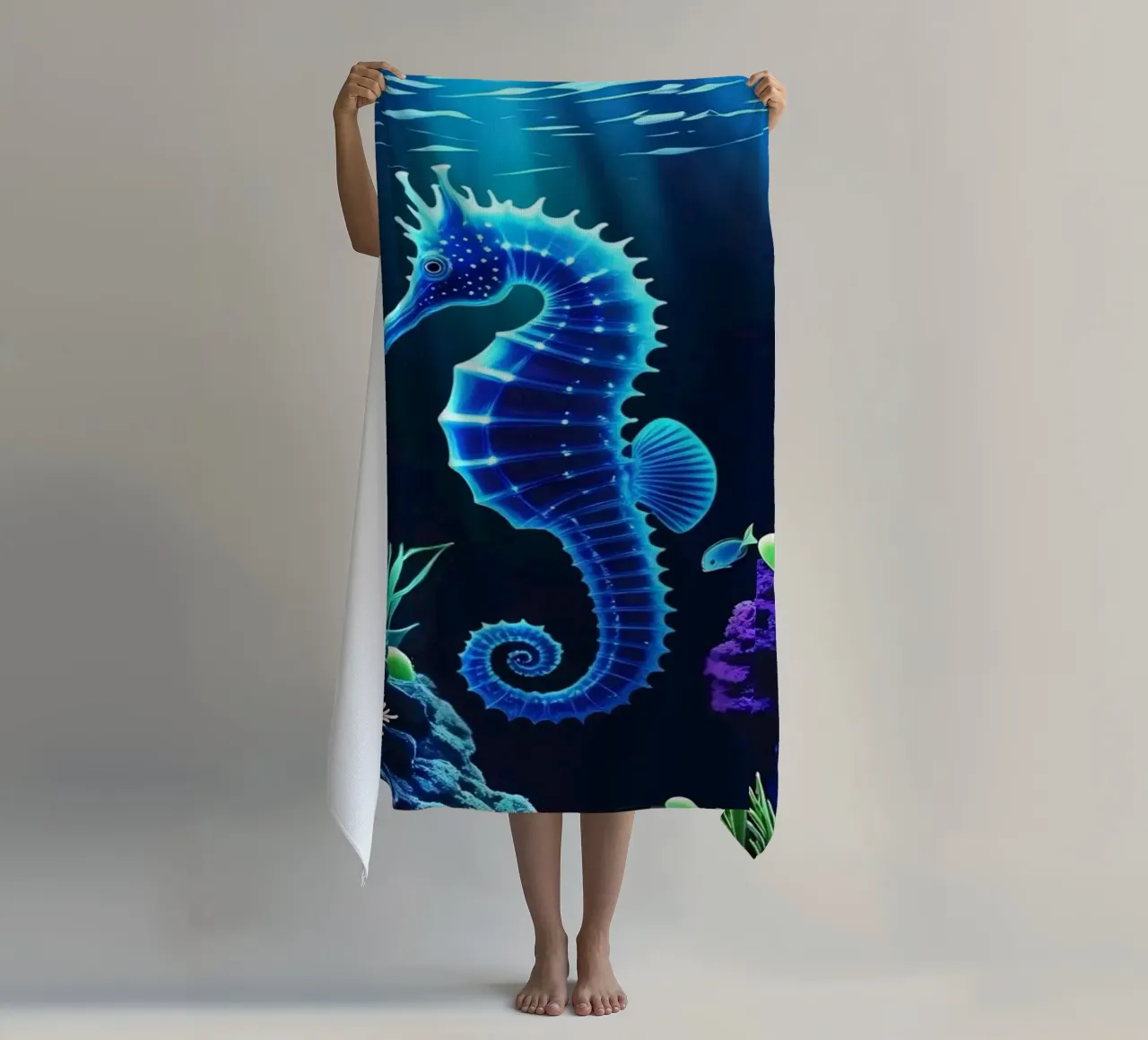 ✨🐠 Twilight Drift ✦ Neon Zeepaardje in Blooming Reefs 🌙 (1) strandhanddoek van LUMAQUA STUDIO