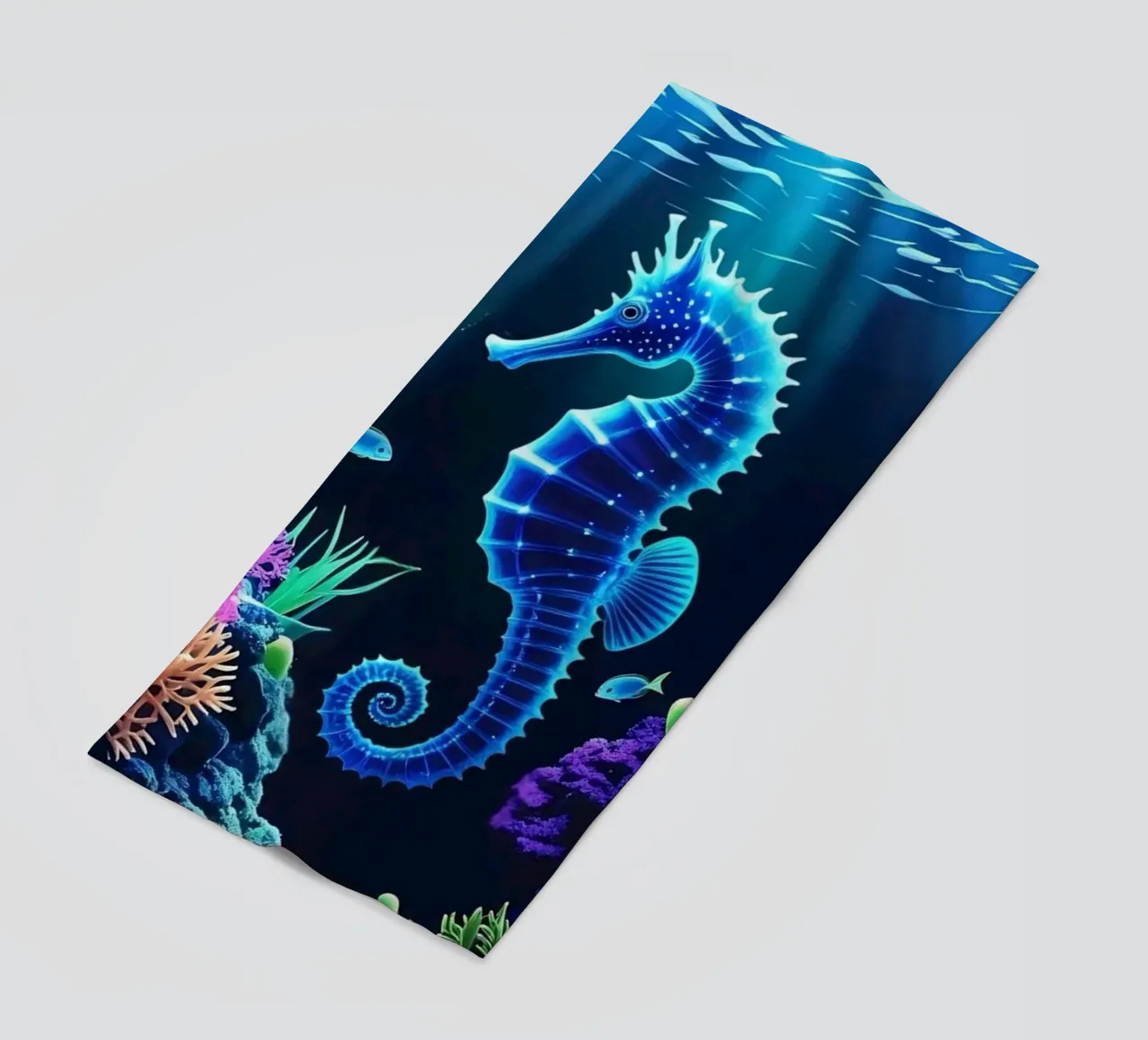 ✨🐠 Twilight Drift ✦ Neon Zeepaardje in Blooming Reefs 🌙 (1) strandhanddoek van LUMAQUA STUDIO