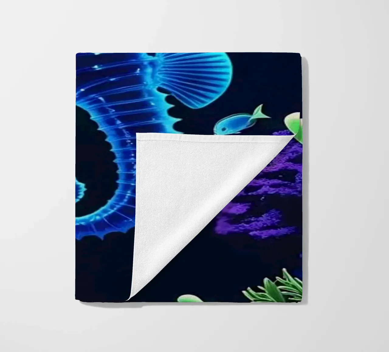 ✨🐠 Twilight Drift ✦ Neon Zeepaardje in Blooming Reefs 🌙 (1) strandhanddoek van LUMAQUA STUDIO