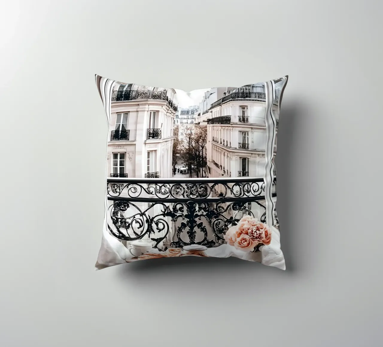 Balcone con vista su Parigi cuscino da IamHomeStudio