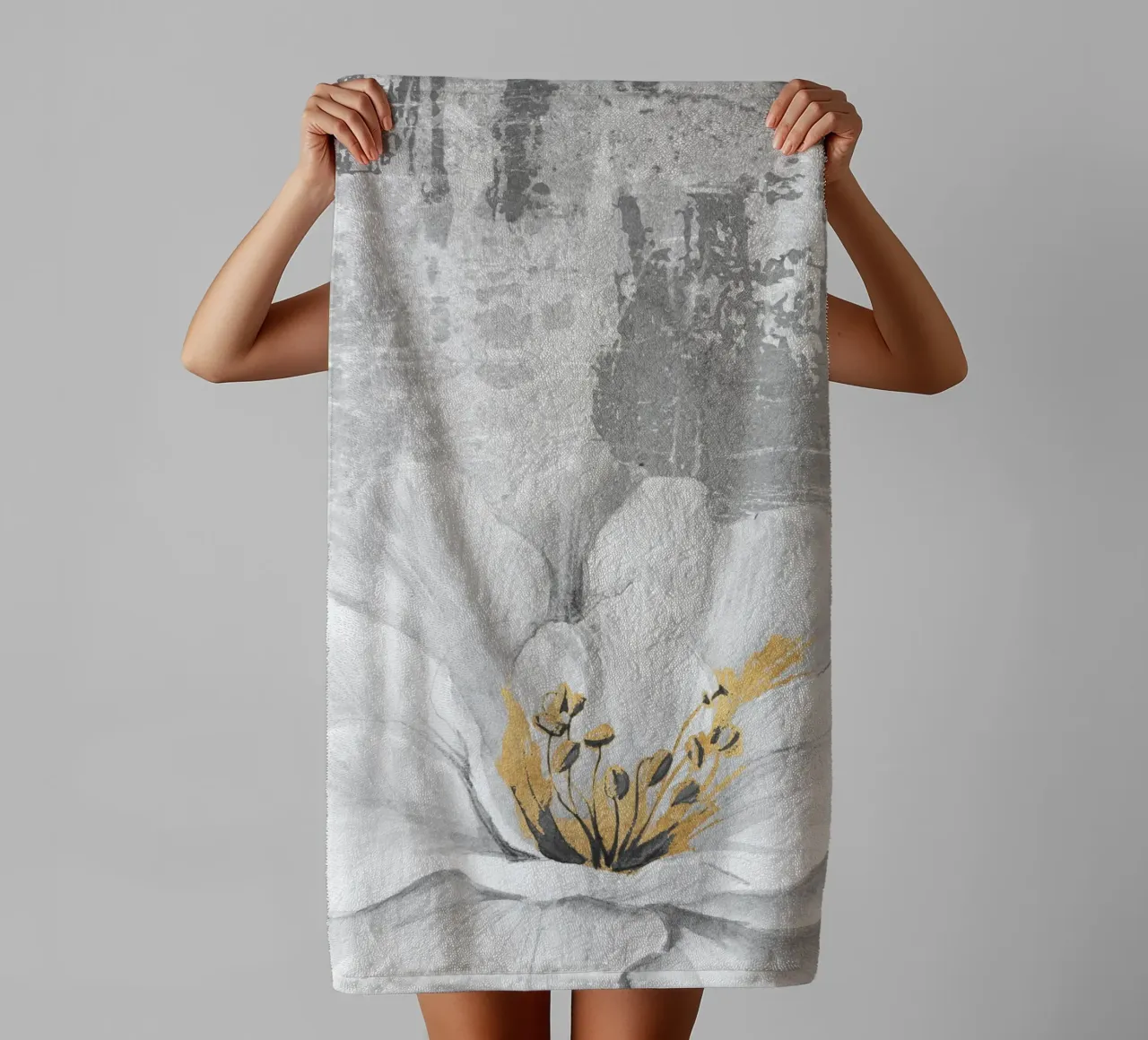 gray abstract art with white flower asciugamano da bagno da vintageshop