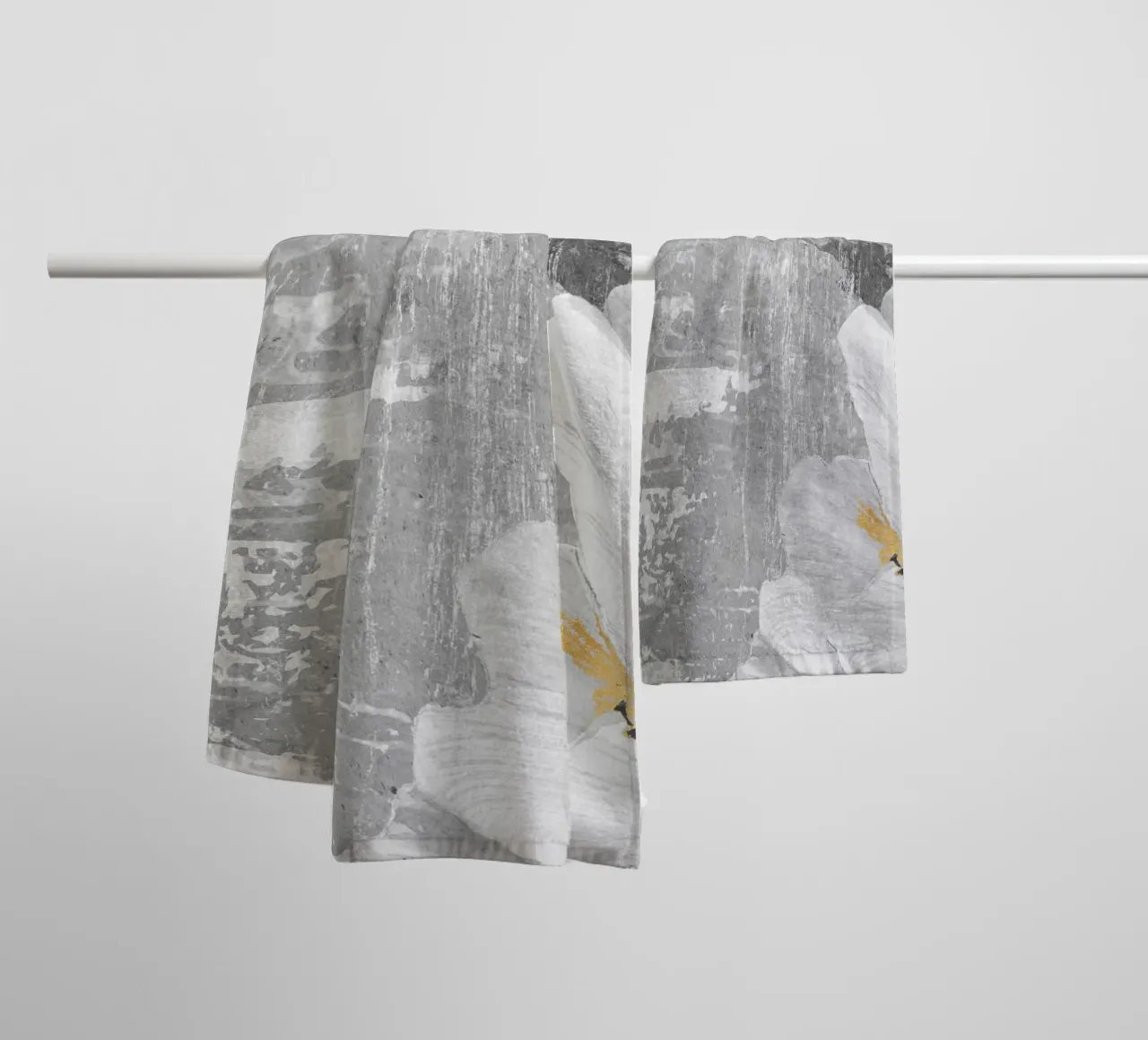 gray abstract art with white flower x asciugamano da bagno da vintageshop