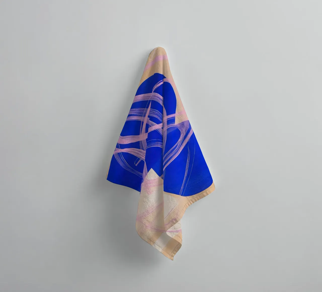 Forme dinamiche in blu cobalto e rosa asciugamano da bagno da Euphoria Theresa