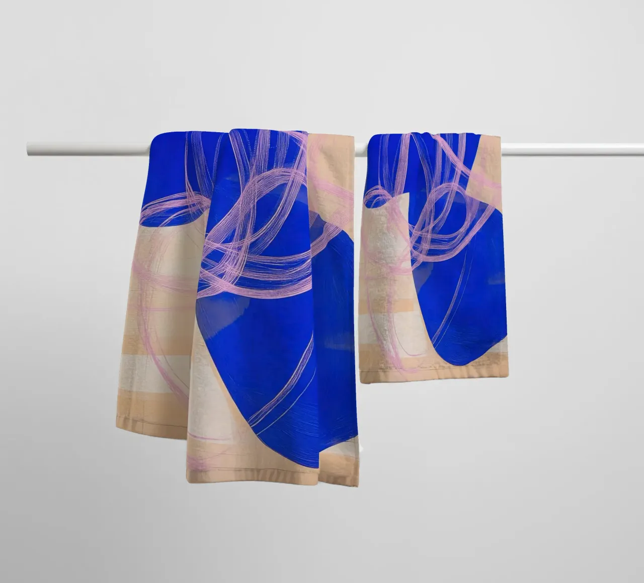 Forme dinamiche in blu cobalto e rosa asciugamano da bagno da Euphoria Theresa