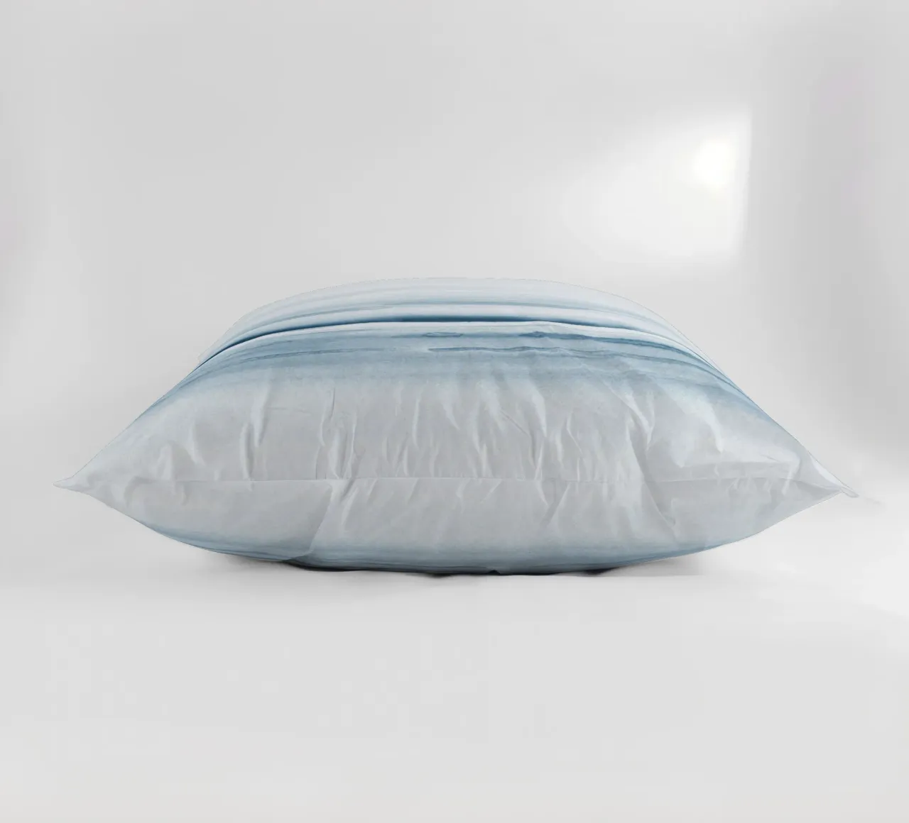 Blauwe zeegolven kussen van NouveauPrints