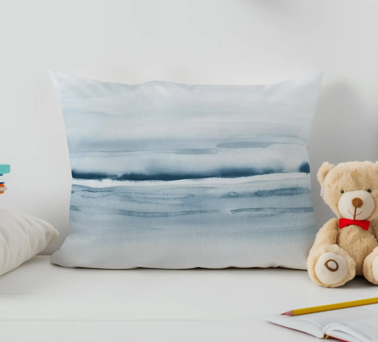 Blauwe zeegolven kussen van NouveauPrints