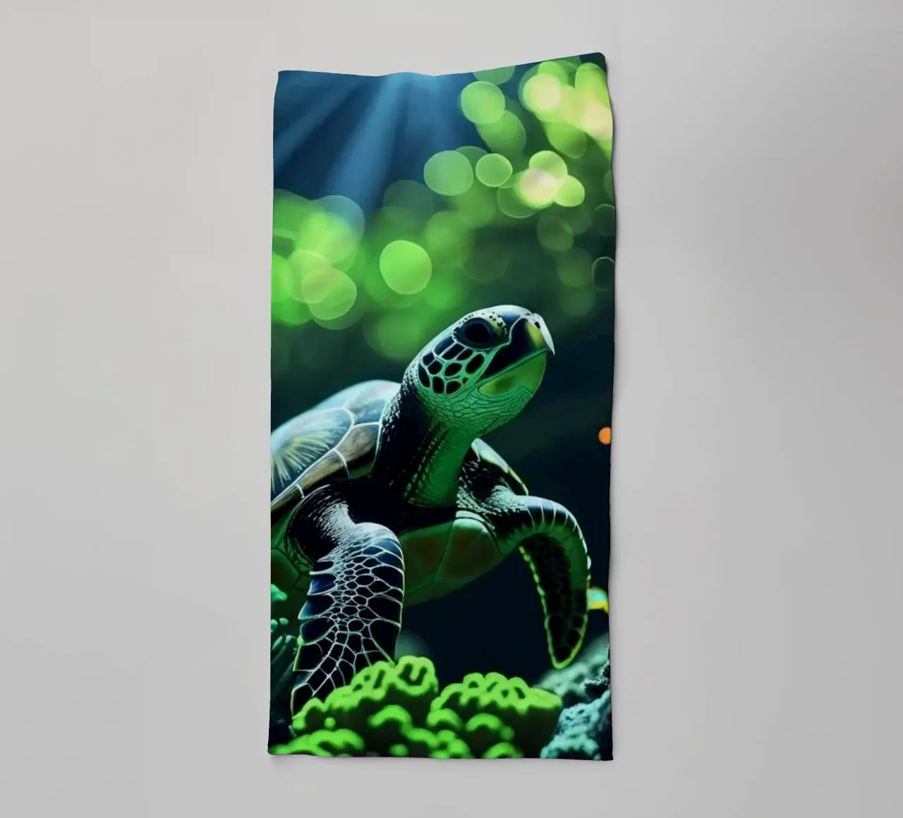 Stille Wasser ✦ Schildkröte in smaragdgrünem Licht Handtuch von lumaquastudio