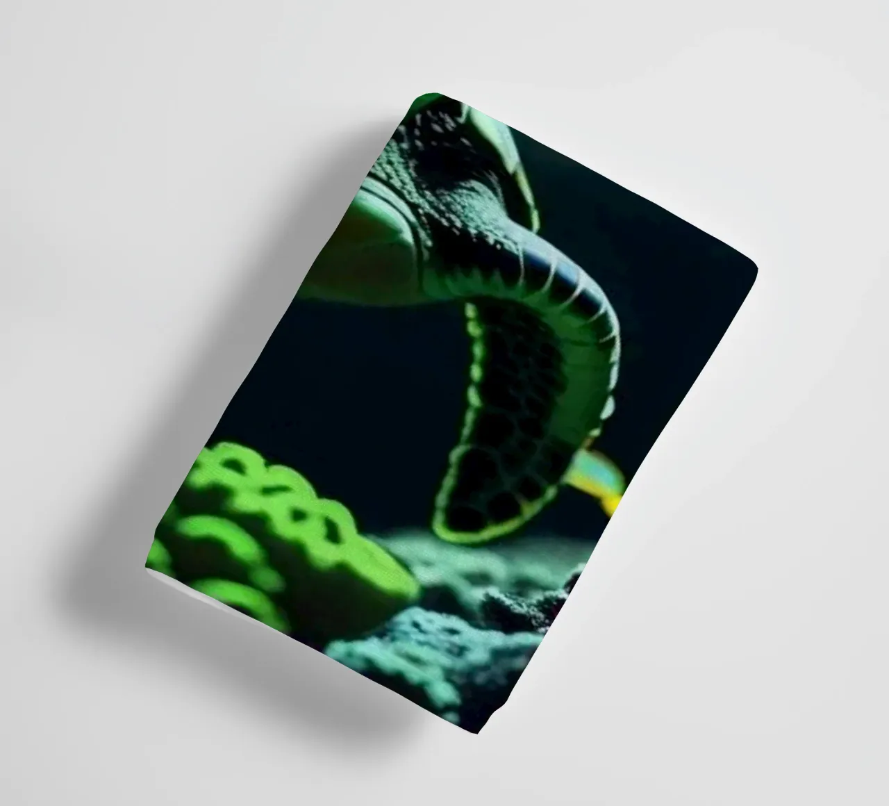 Still Waters ✦ Schildpad in smaragdgroen licht badhanddoek van LUMAQUA ✦ STUDIO