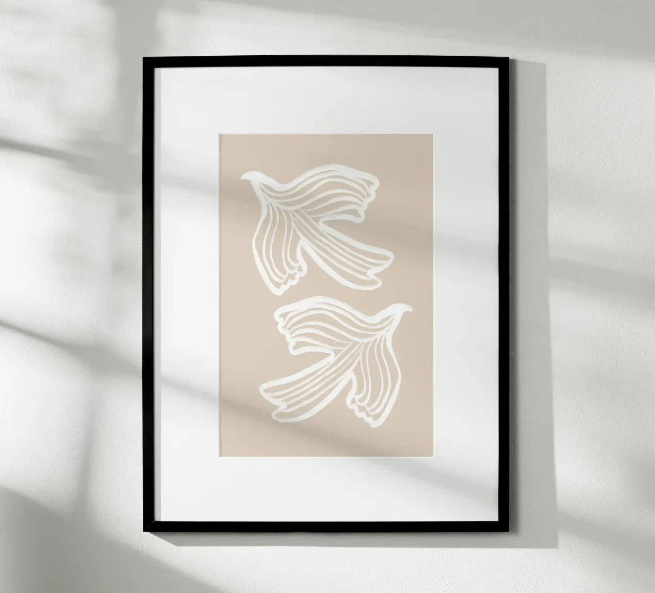 Oiseaux abstraits blancs tourbillonnant sur beige poster avec cadre en aluminium de Melloi Art Print