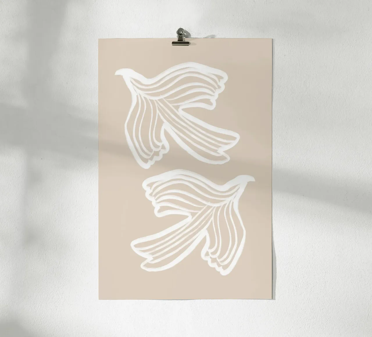 Oiseaux abstraits blancs tourbillonnant sur beige poster avec cadre en aluminium de Melloi Art Print